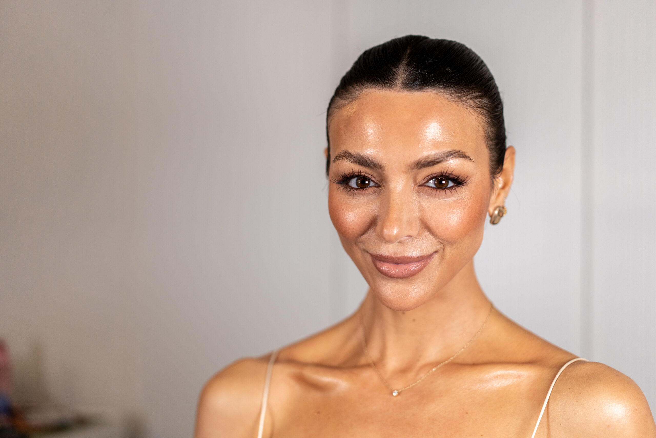 Monochromatic Makeup: Placement, Tone & Balance